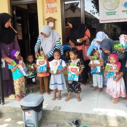 Album : PENYALURAN BANTUAN SUSU VITAMIN BALITA STUNTING